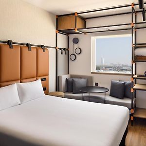 Zimmer mit Kingsize-Bett